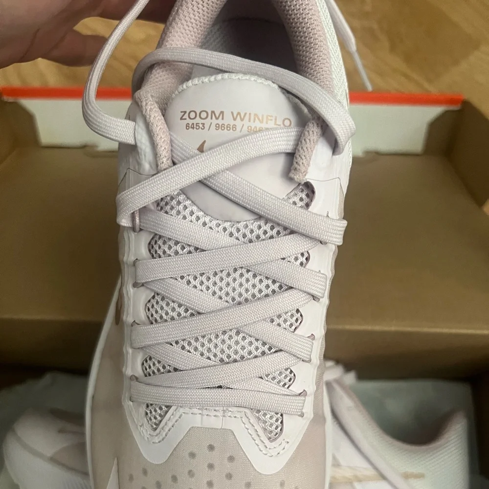 Brand new woman’s Nike shoes with box size 6.5 - Picture 4 of 4